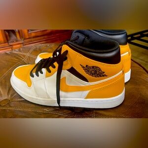 Nike Air Jordan 1 Mid University Gold